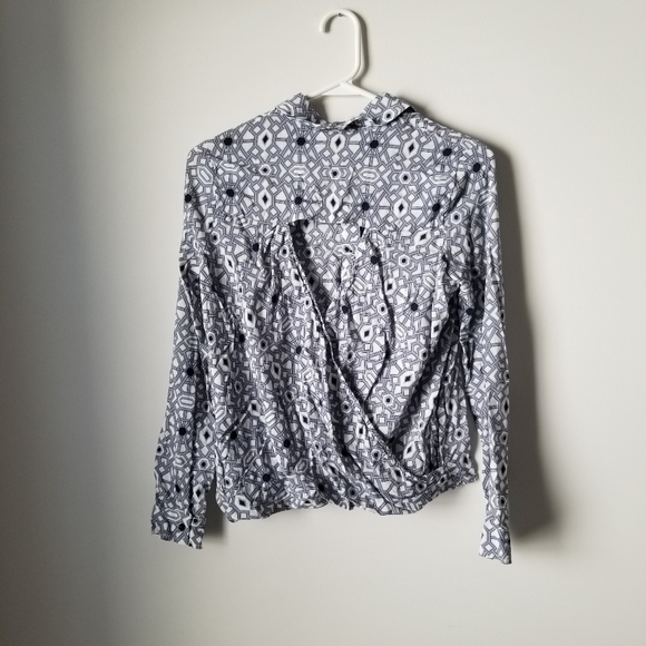 Jessica Simpson Women's Clover Geometric Print Blouse Size XS Gray/Navy - Picture 12 of 16